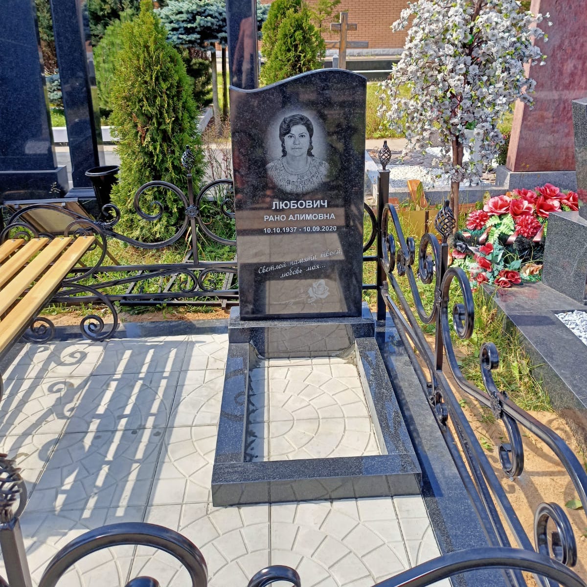 Розочка распустившаяся на памятник из гранита 91004