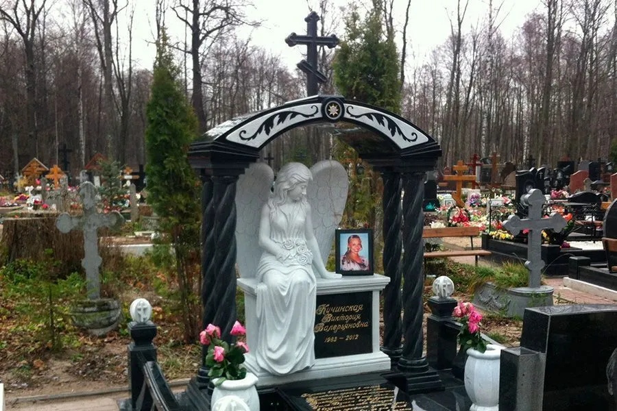 Как выбрать цвет памятника и оформление к нему