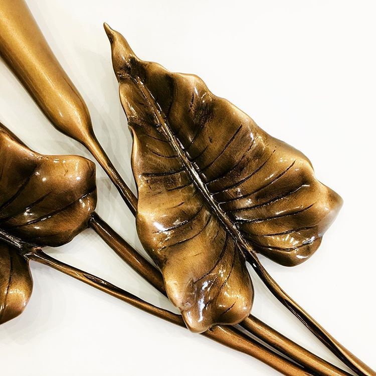 Каллы бронзовые на памятнике