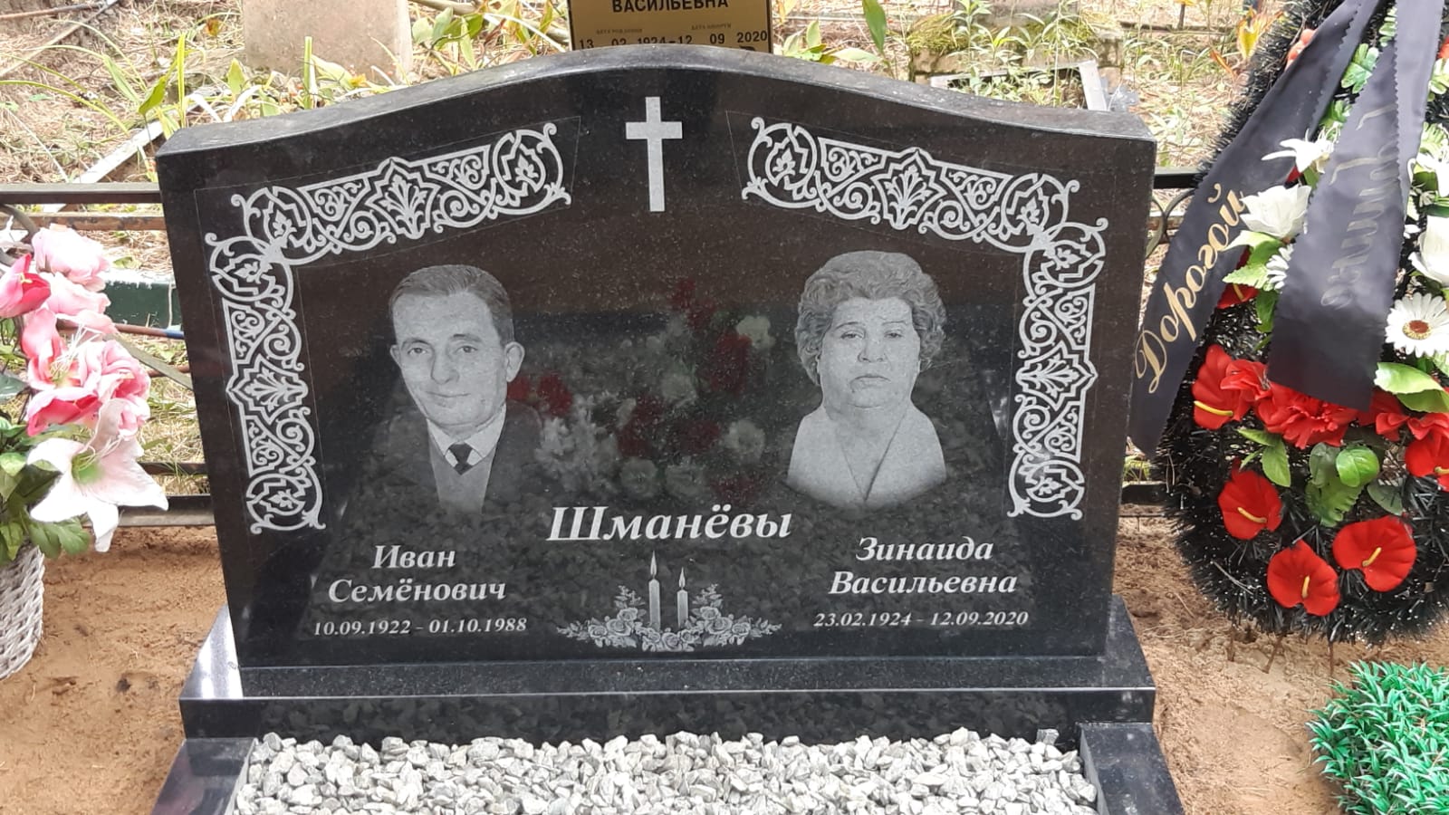 Свечи с розами на семейный памятник 92021