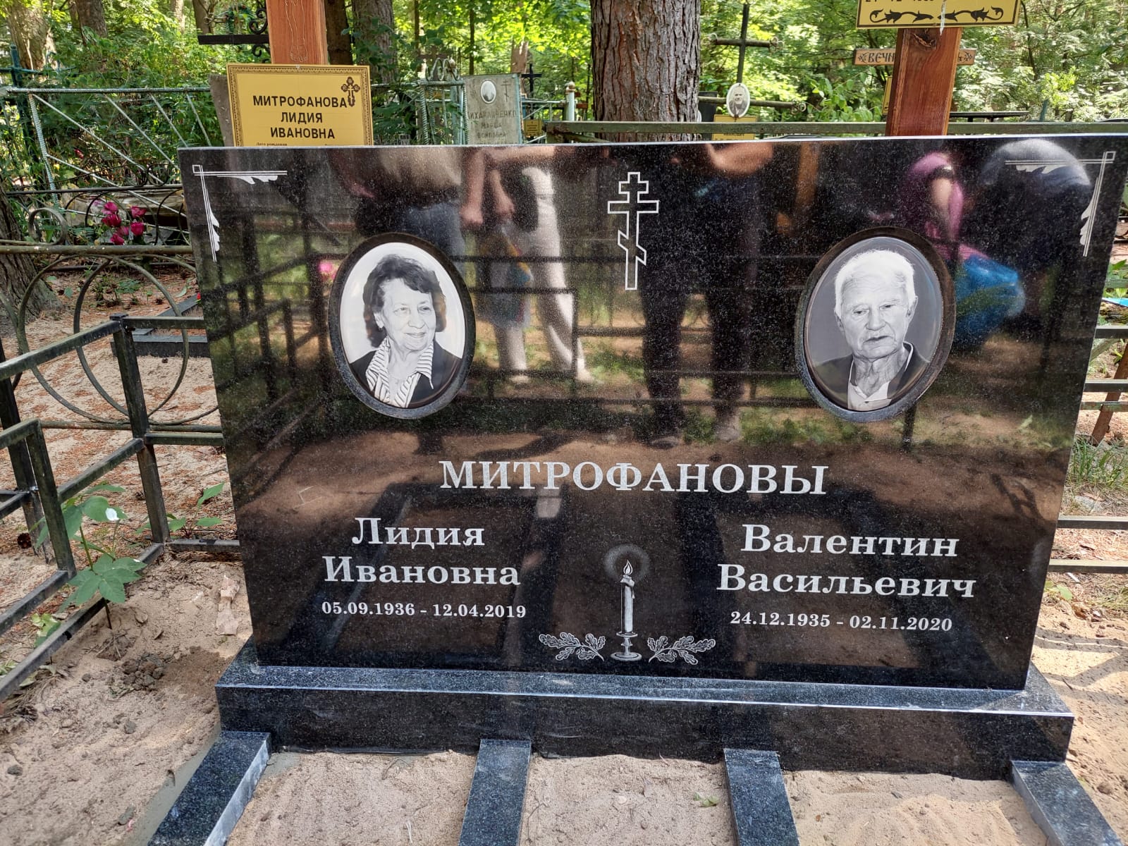 Свеча с дубовыми листьями на памятник 92020