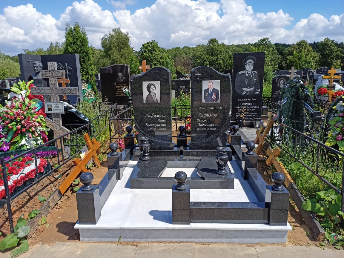 Белая плитка из мрамора Коелга на кладбище