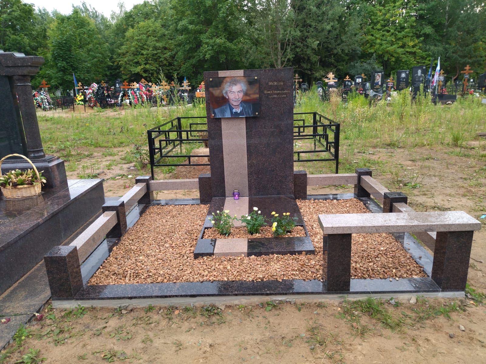 Скамейка из гранита ритуальная 51112