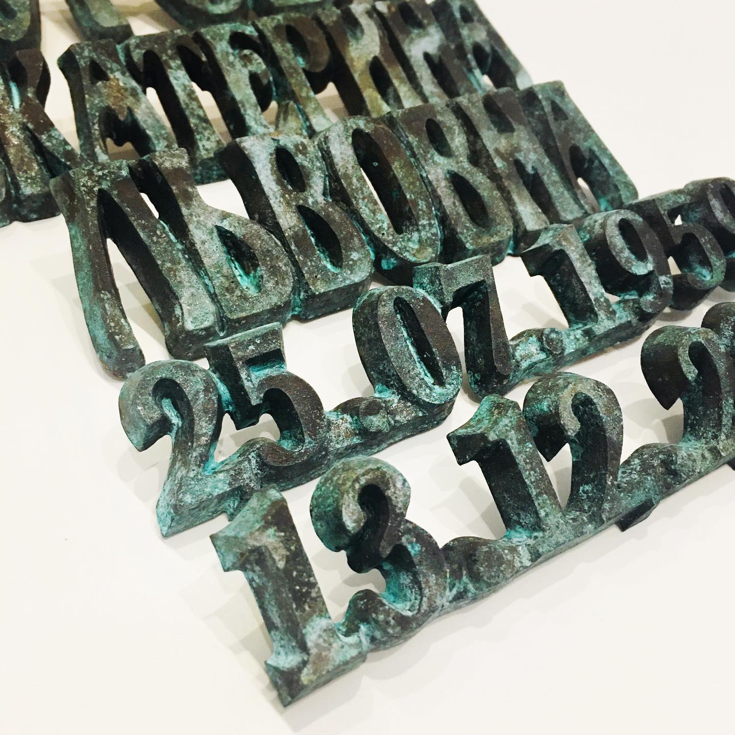 Накладные буквы из литьевой бронзы 81920