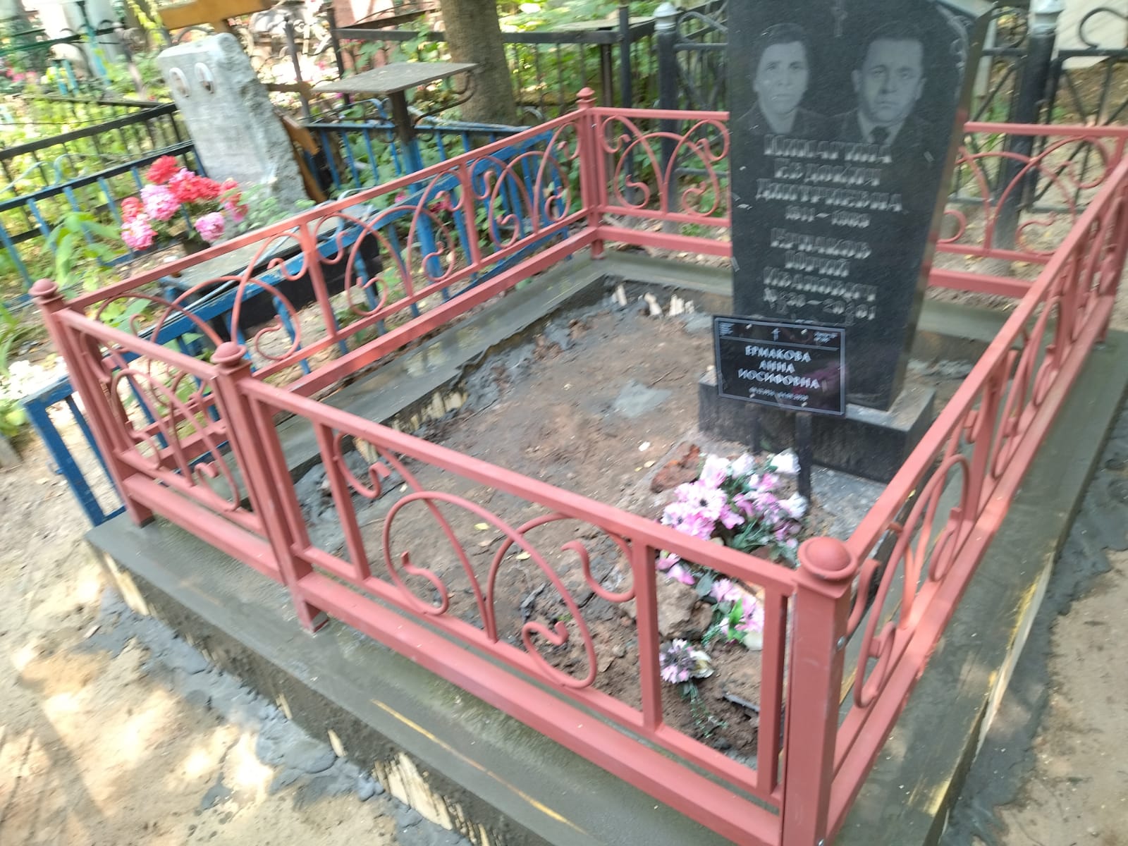 Кованая ограда на кладбище 34006