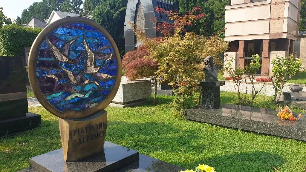 Стеклянный памятник витраж