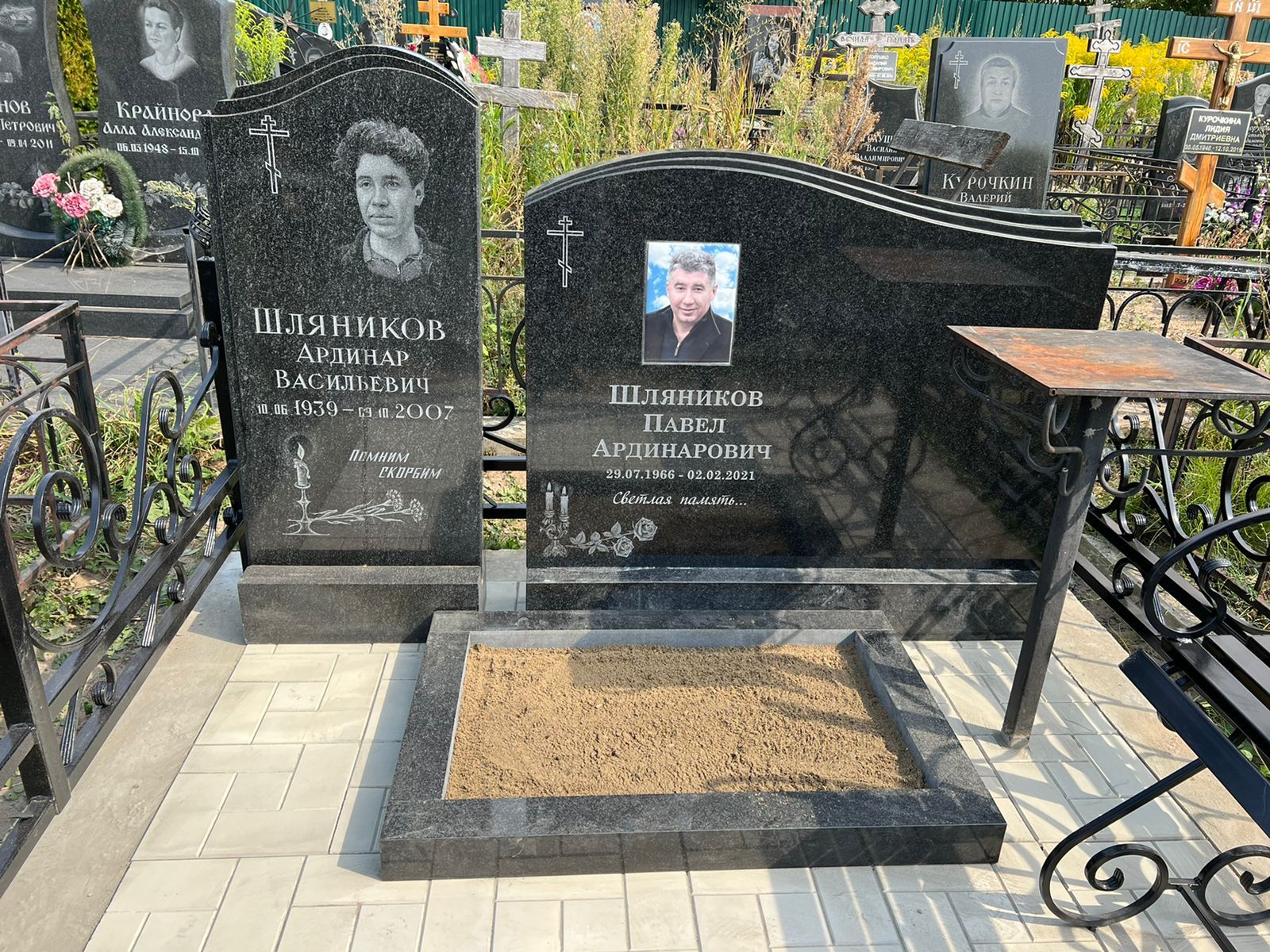 нижнее оформление на памятник  свечи с розами гравировка 92036