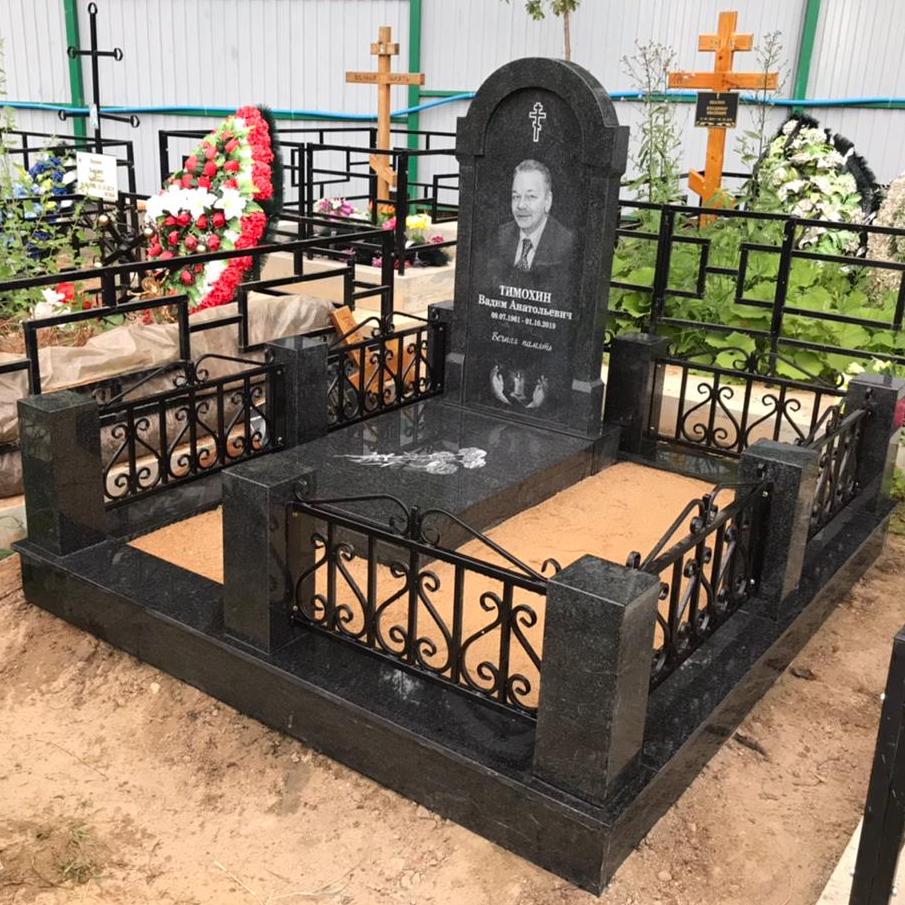 Цоколь с высокой оградой 22157