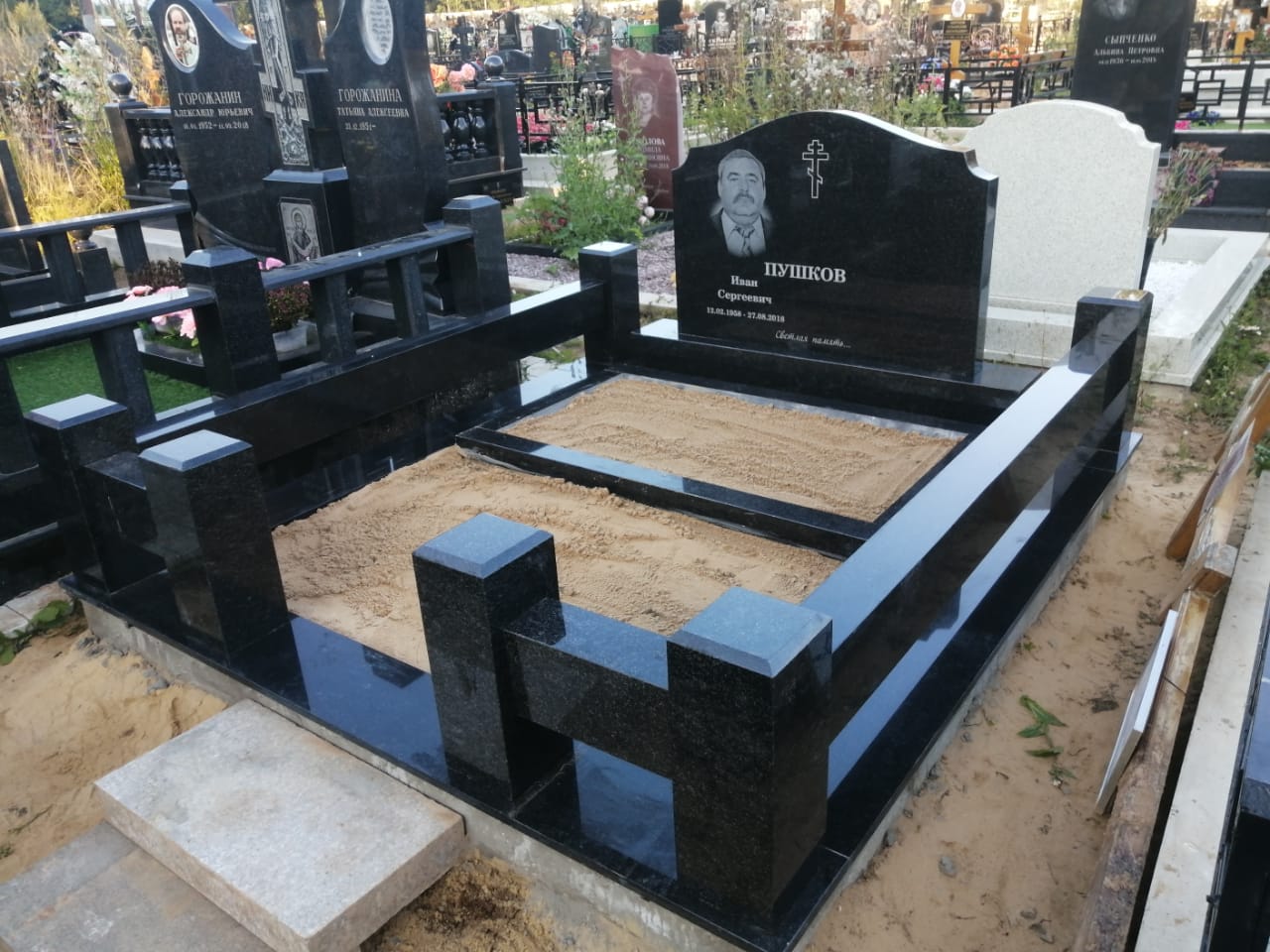 Цоколь с полосами гранитный на могилу 22109