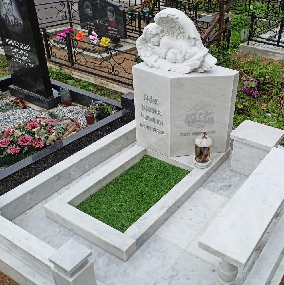 Белая плитка из мрамора Коелга на кладбище