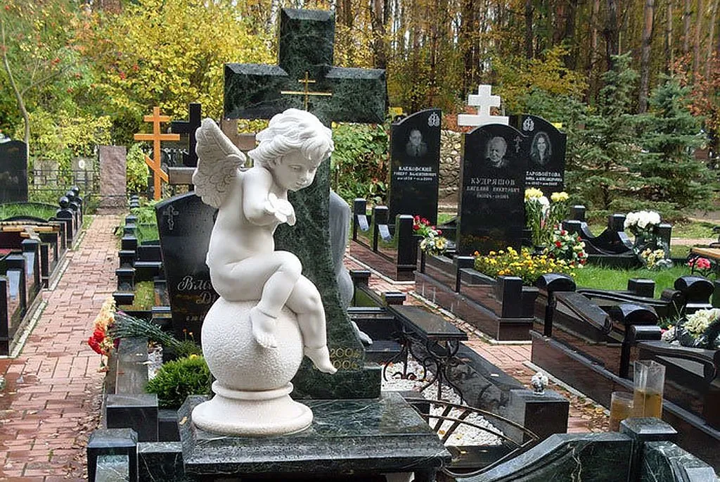Ангел - фигурка на кладбище
