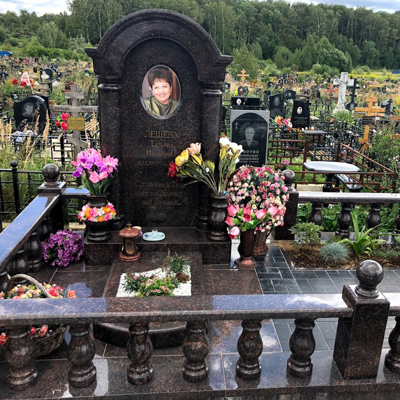 Цоколь на могилу с перилами 22152