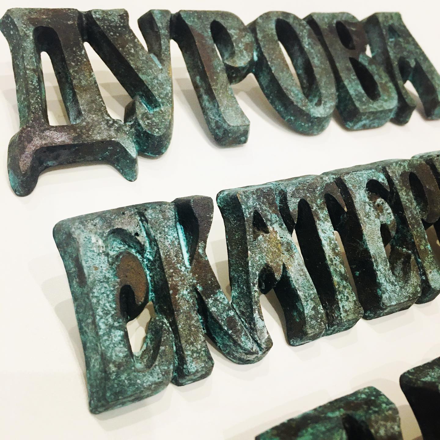 Накладные буквы из литьевой бронзы 81920