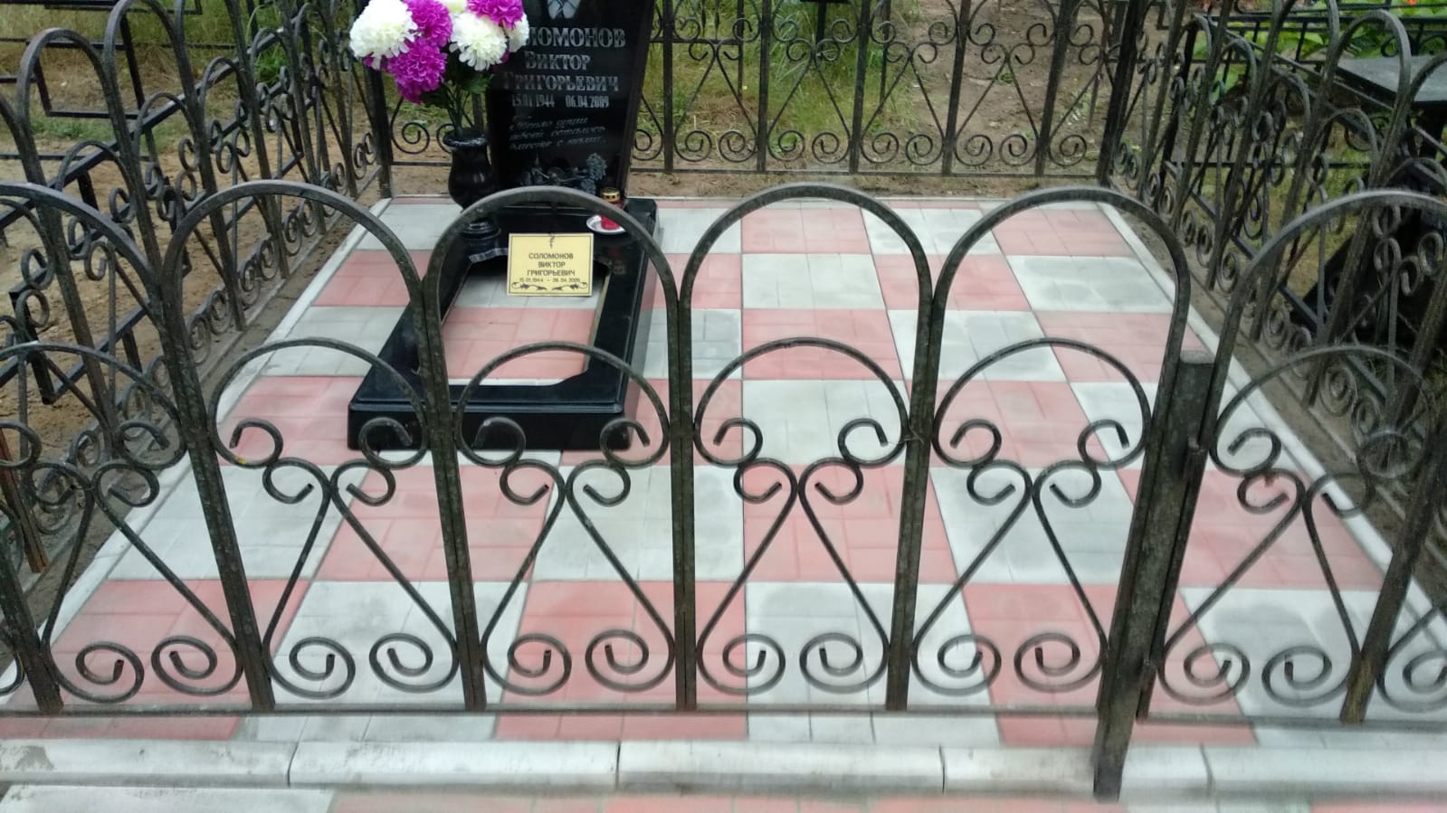 тротуарная плитка кладут на кладбище 60101