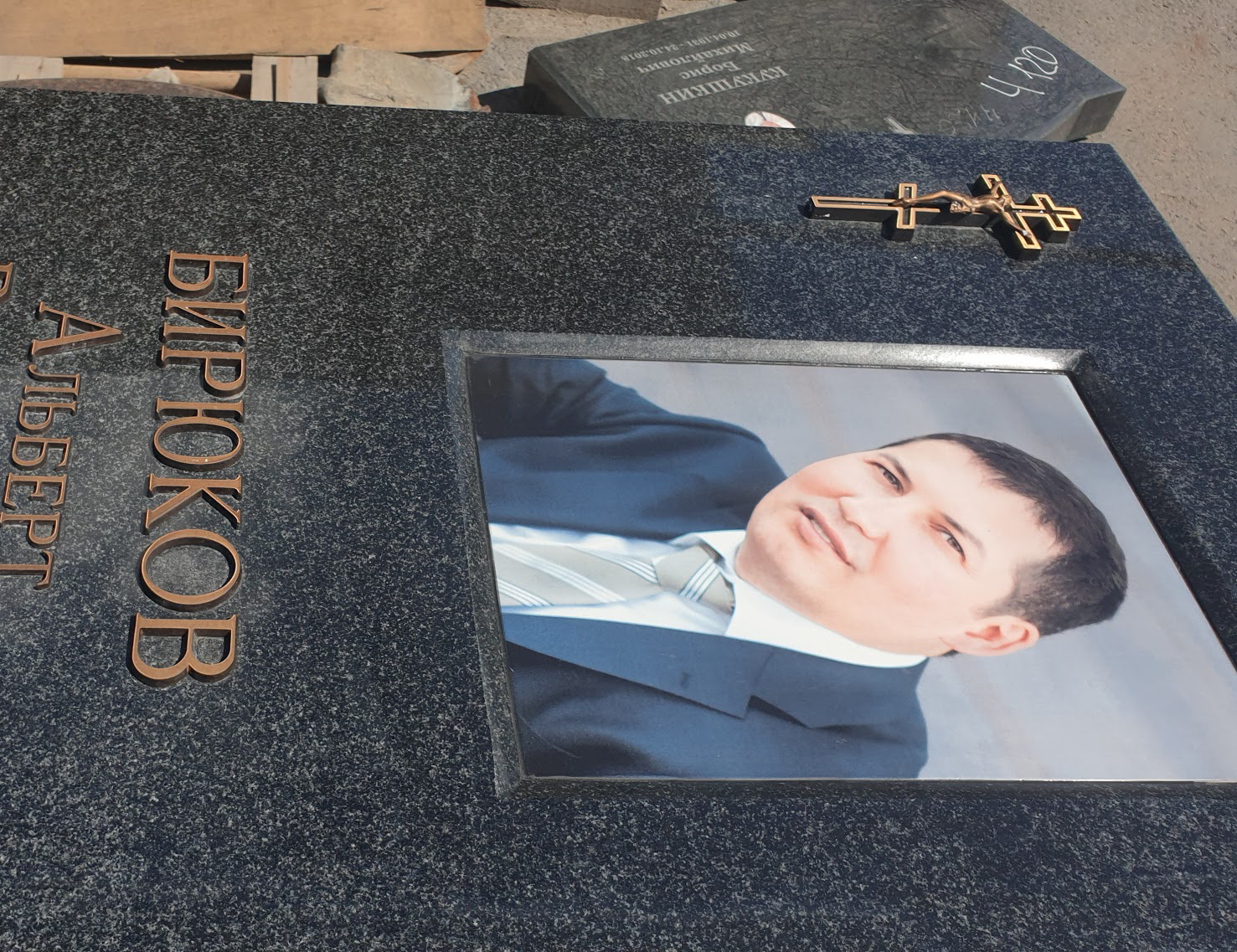 крест из бронзы на памятнике с распятием