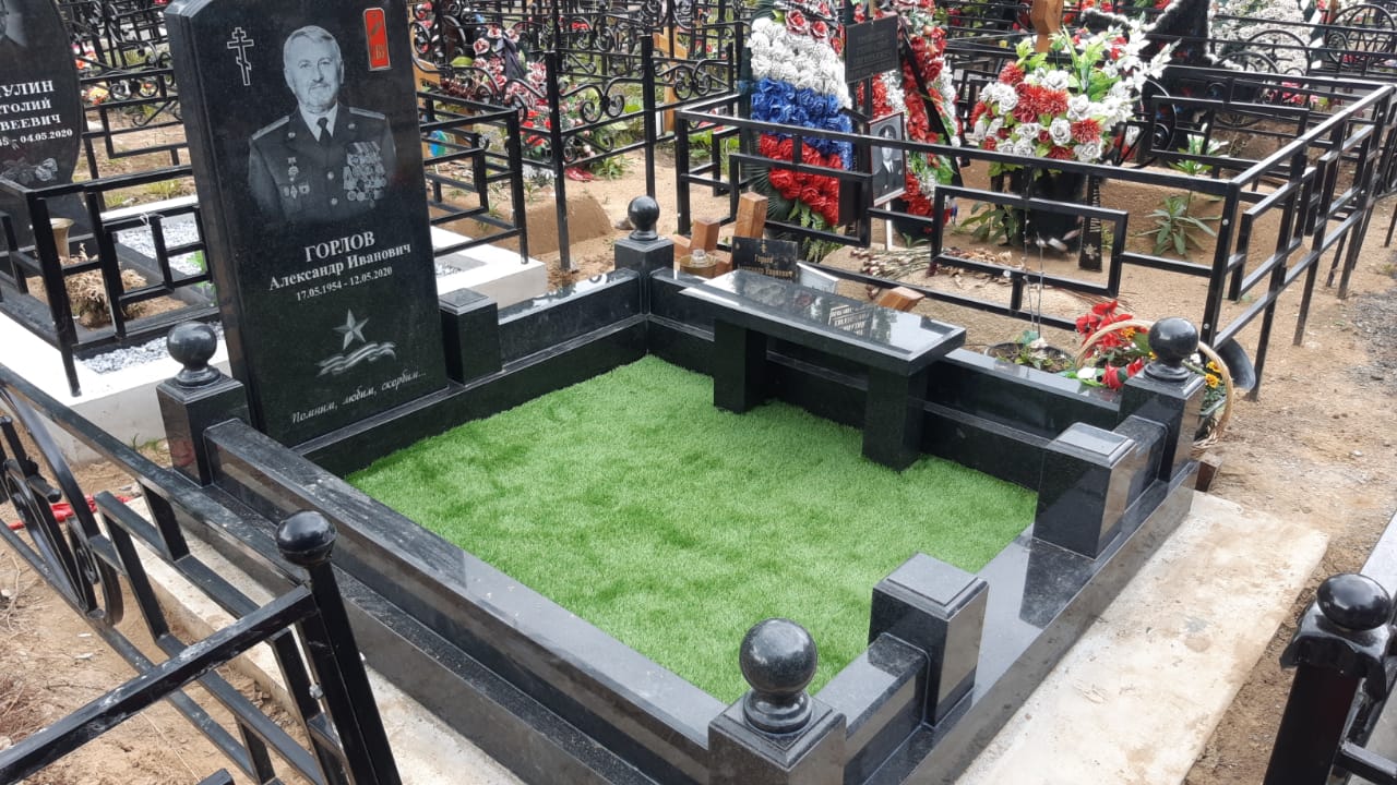 Цоколь на могилу с шарами 22111