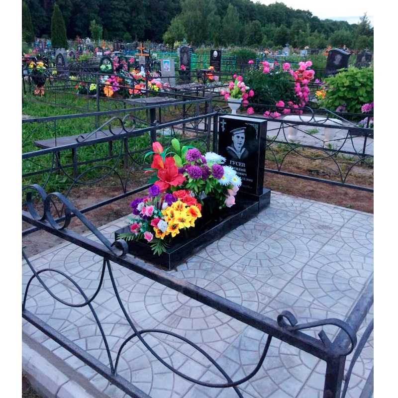 Мощение захоронения тротуарной плиткой 60009