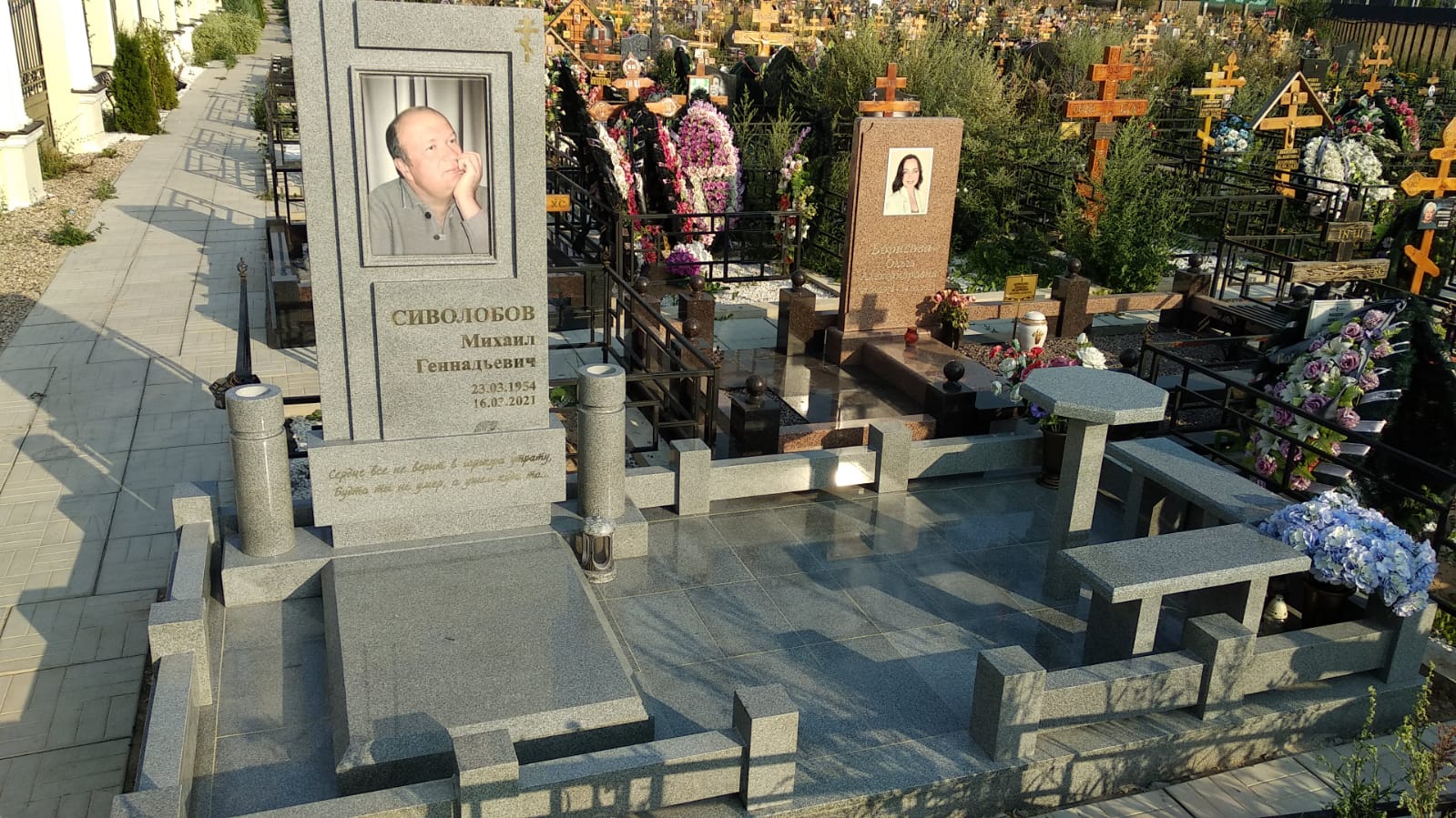 Плитка из серого гранита на могилу