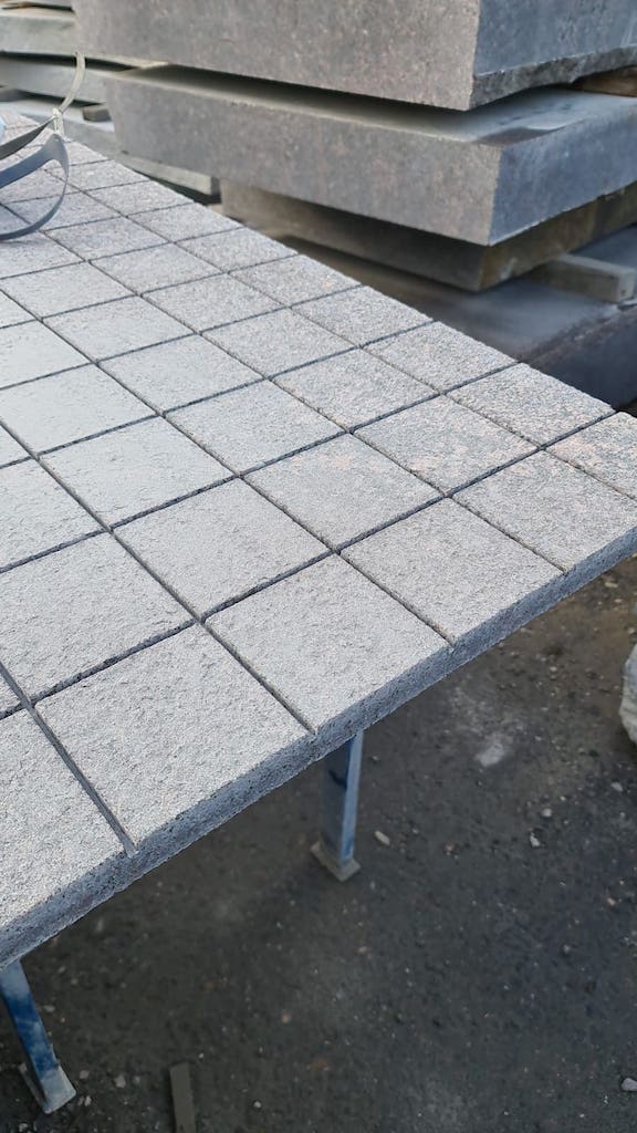 плитка габбро пиленая резная