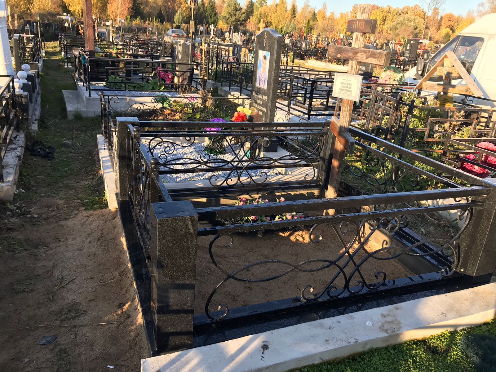 Кованое ограждение на кладбище 34021