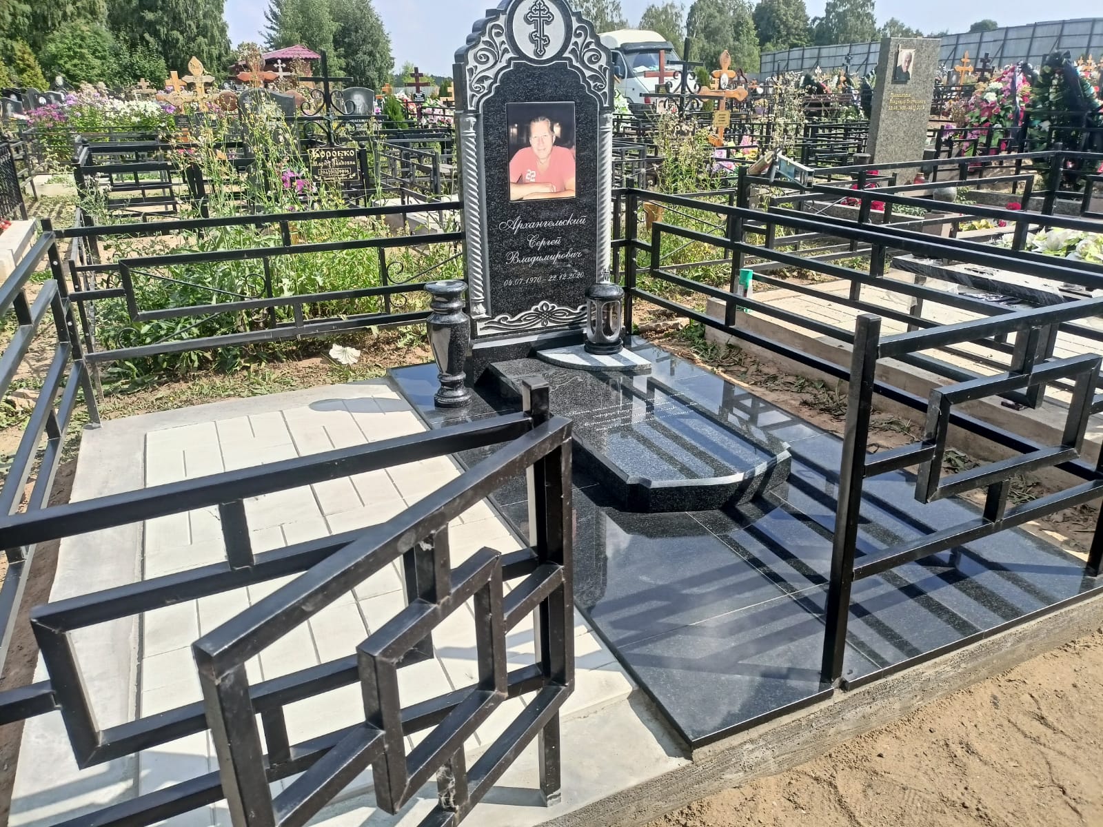 плитка габбро для укладки на могилу