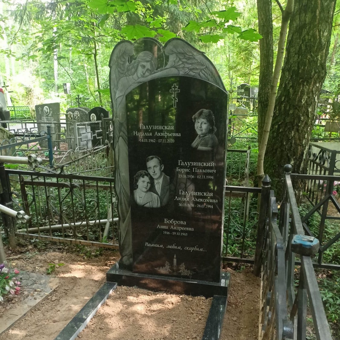 Свечи с розами на семейный памятник 92021