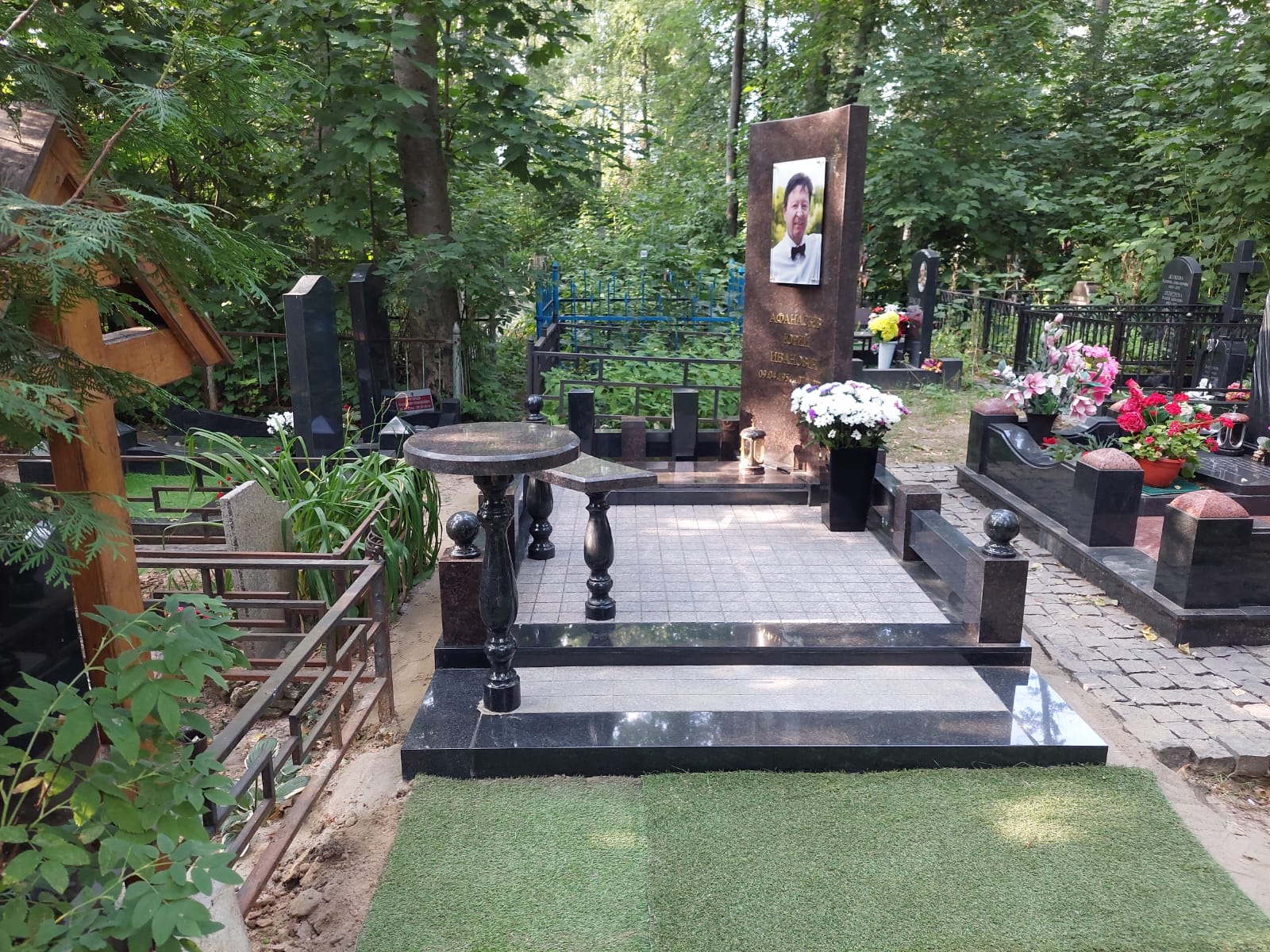 Круглый столик из гранита на кладбище 51010