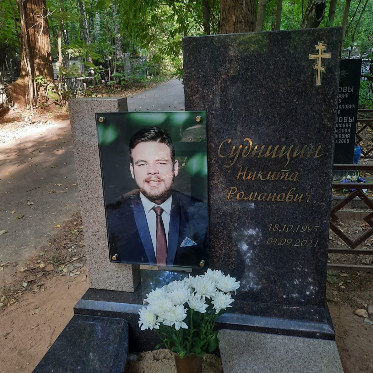 Мемориальный комплекс со стеклом 18904