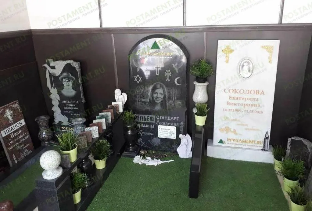 Искусственная трава на кладбище