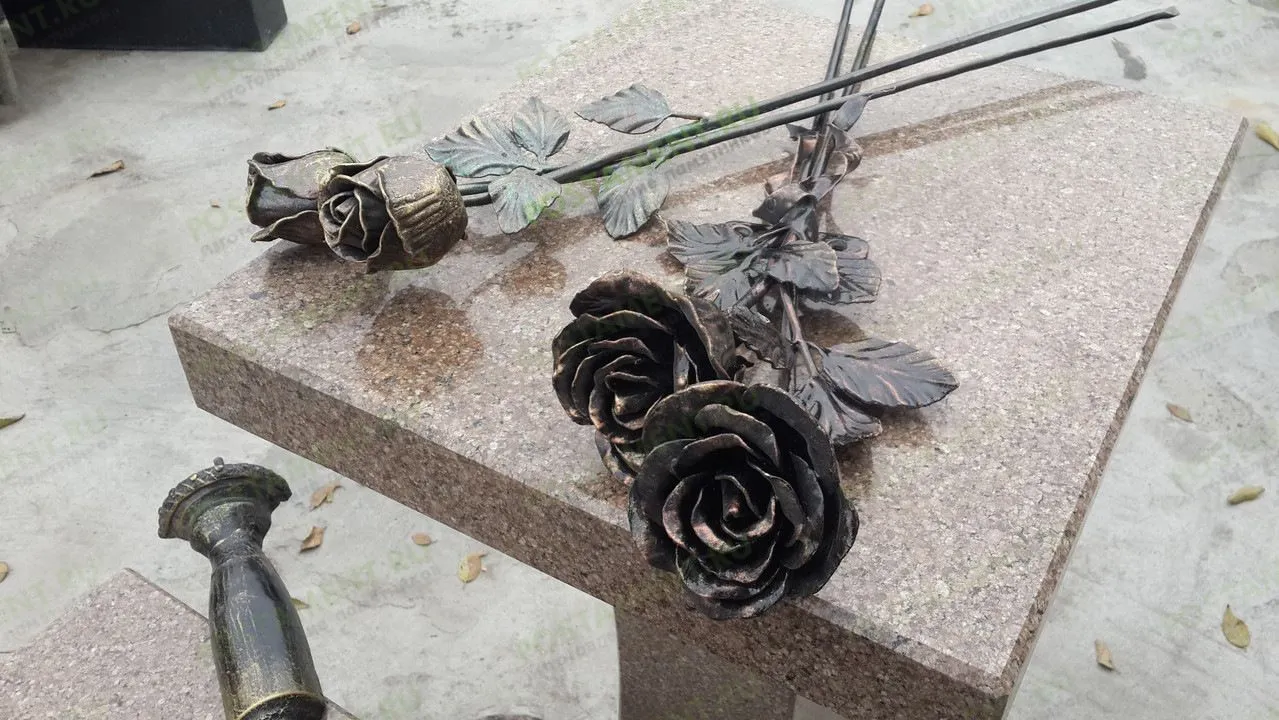 Кованые розы на кладбище