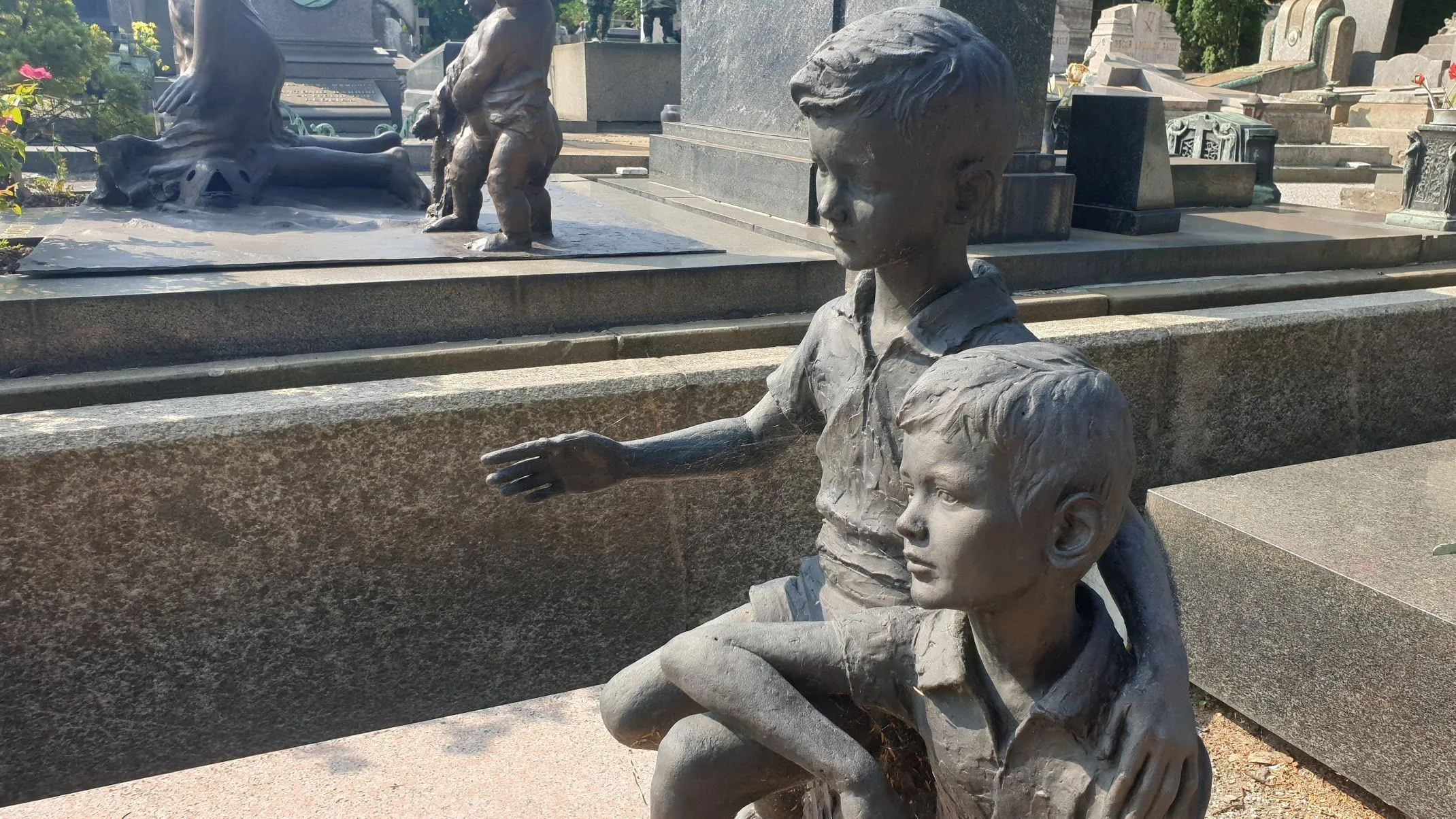 Памятник брату