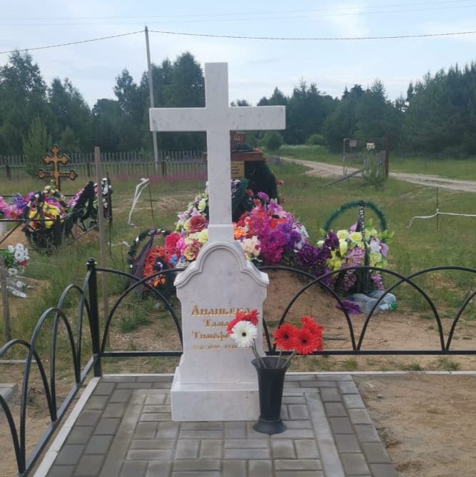 Четырехконечный крест из гранита 17902