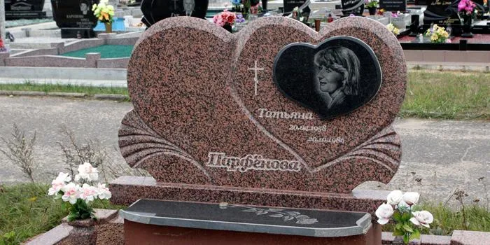 Памятник из гранита Жельтау Красный