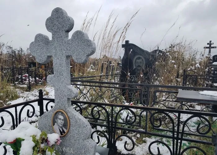 Памятник из гранита Лисья Горка с фотокерамикой и крестом