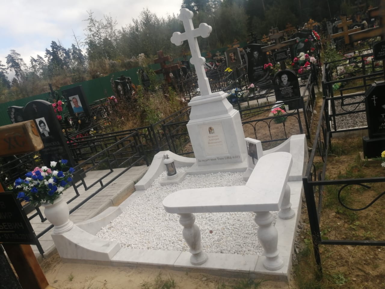 Лавочка из гранита ритуальная 51119