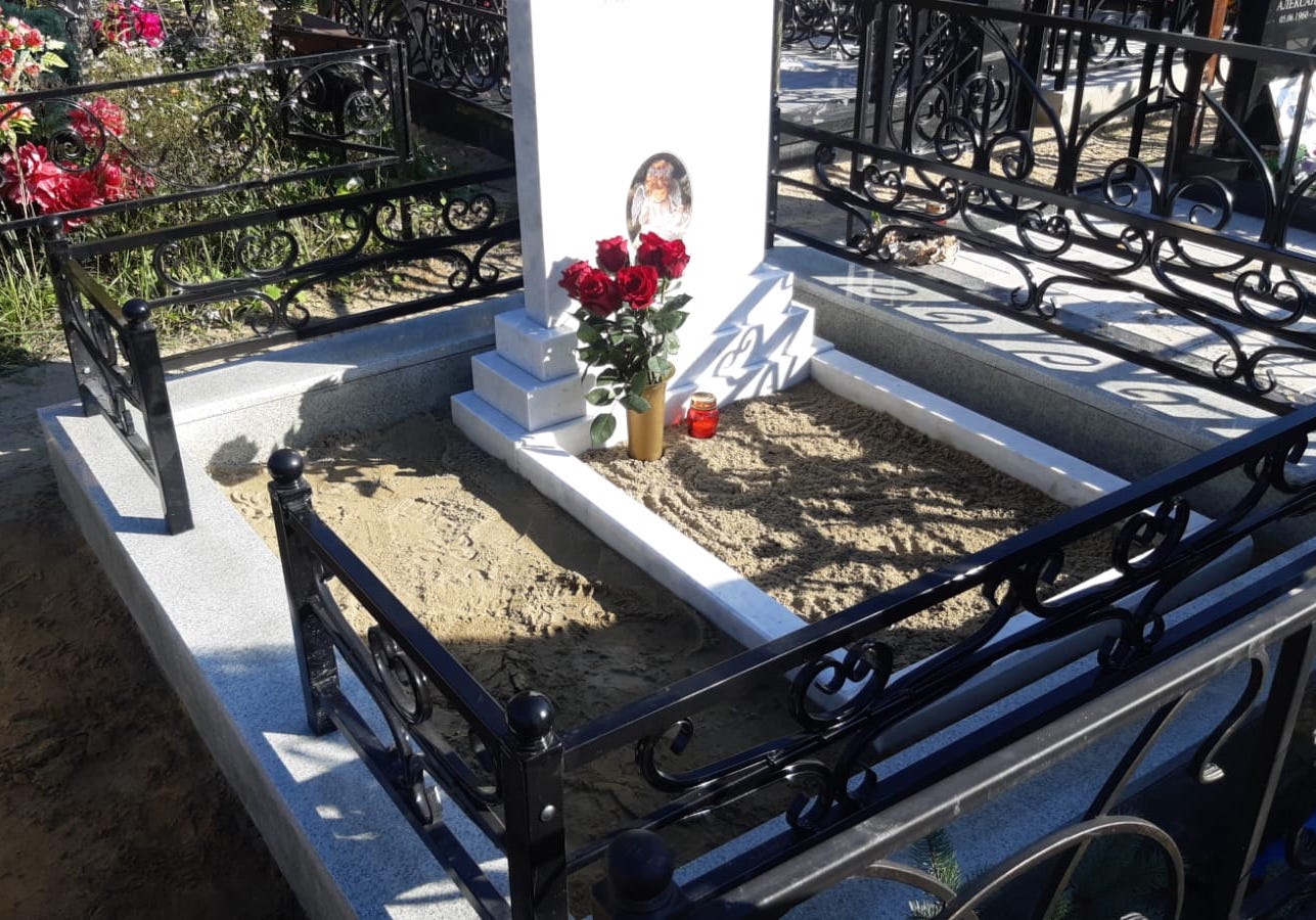 Цоколь с оградой на могилу 22105