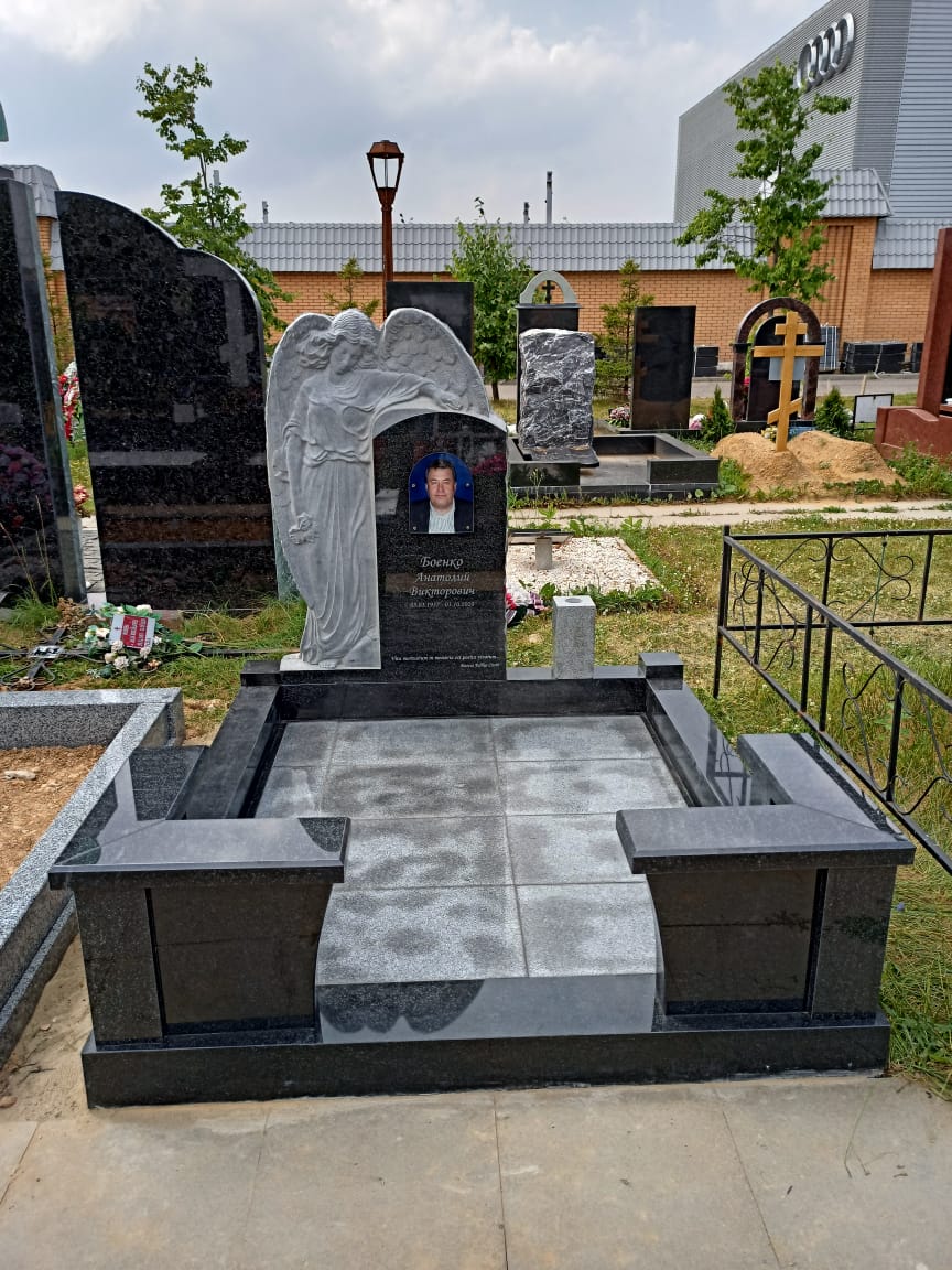 Цоколь на могилу с угловыми скамейками 22138