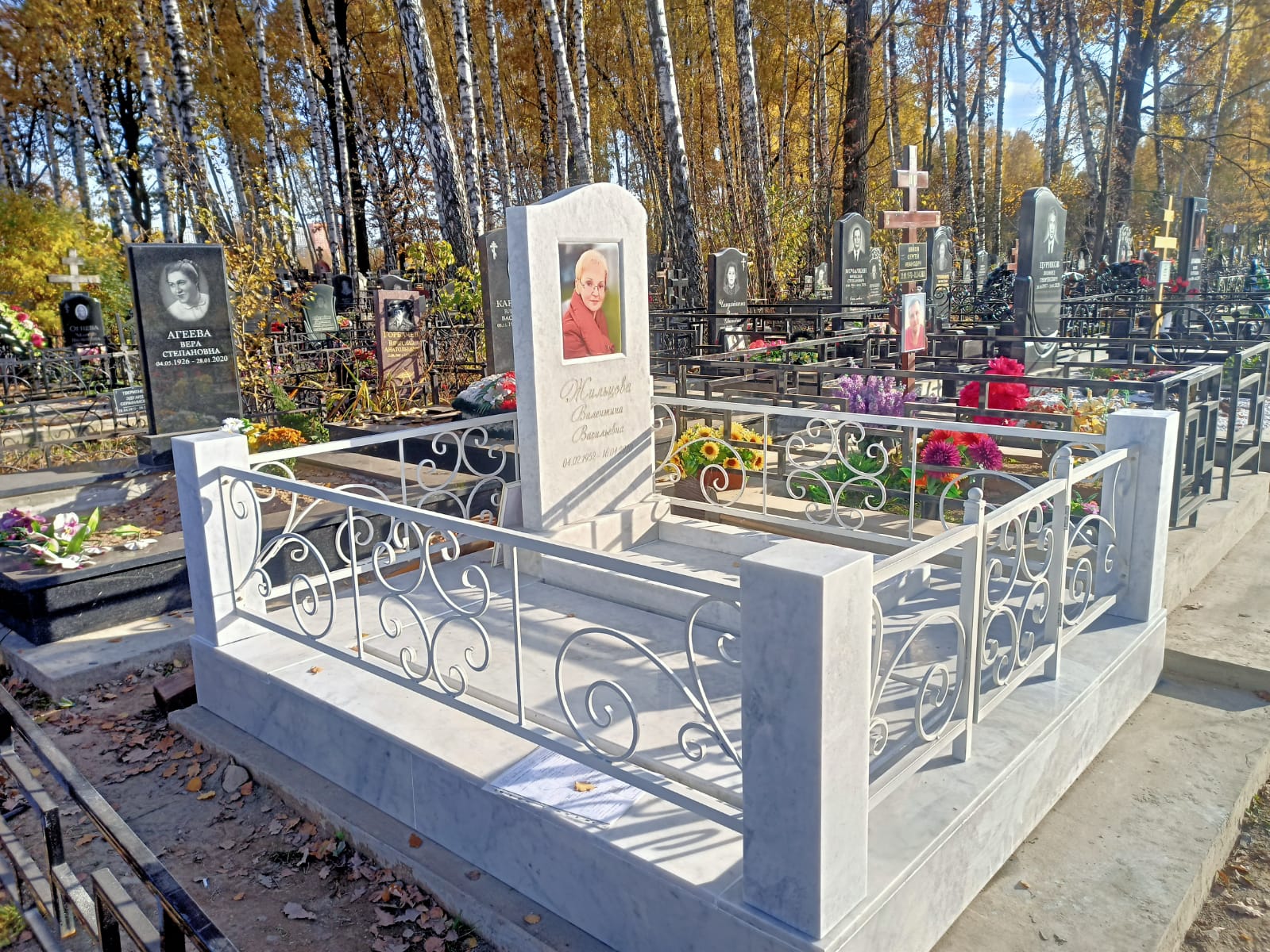 Белая плитка из мрамора Коелга на кладбище