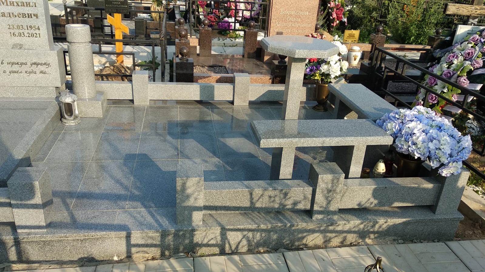 Скамейка из гранита ритуальная 51112