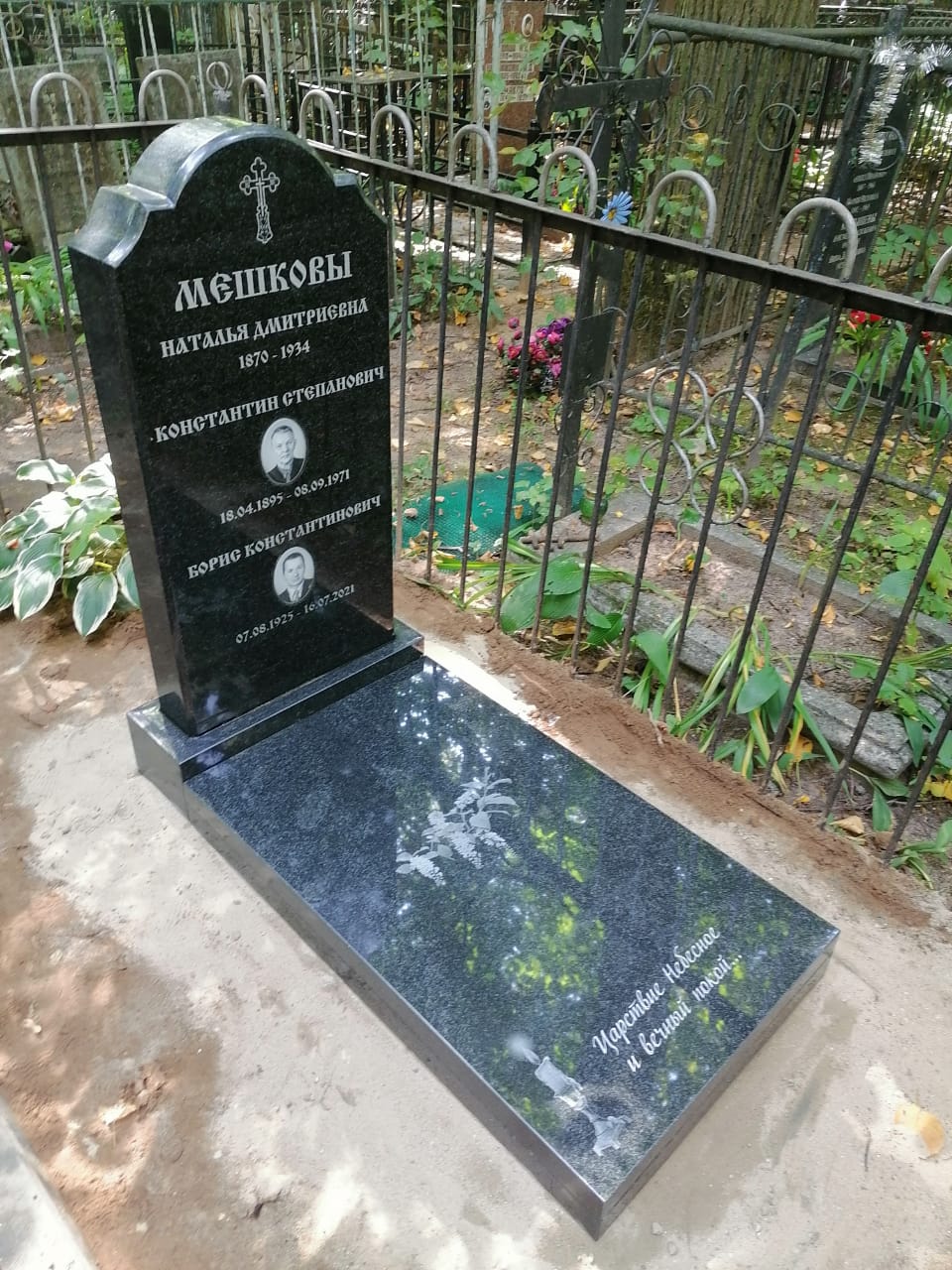 Горящая свечка на памятник 92005