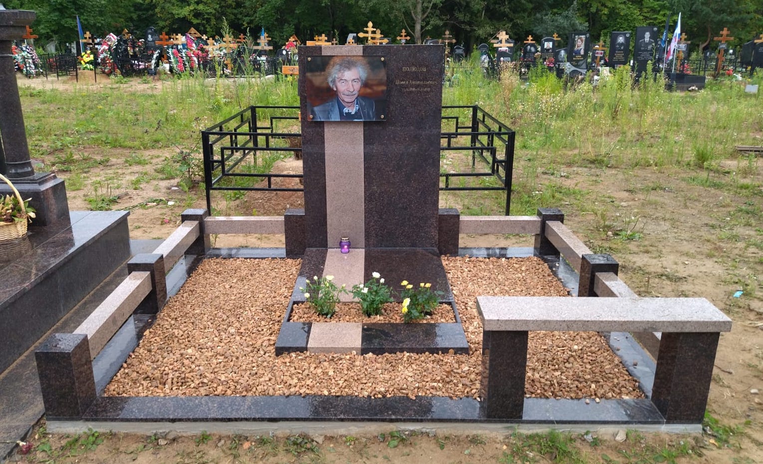 Декоративный щебень на могилу красный