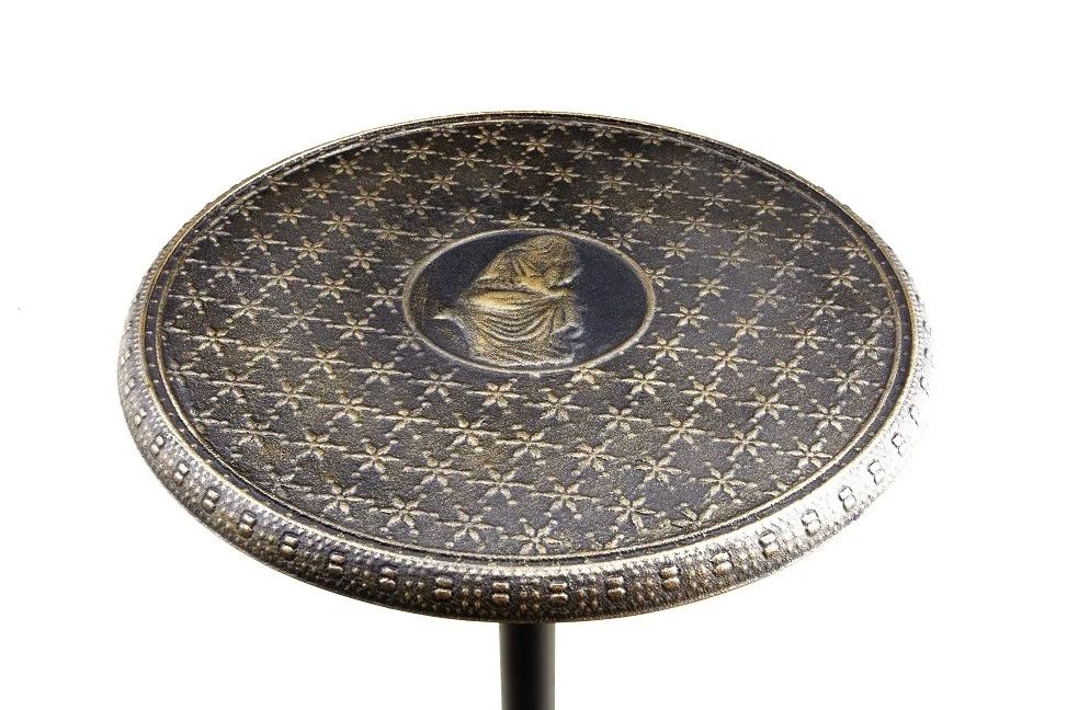 Столик круглый чугунный на кладбище 82964