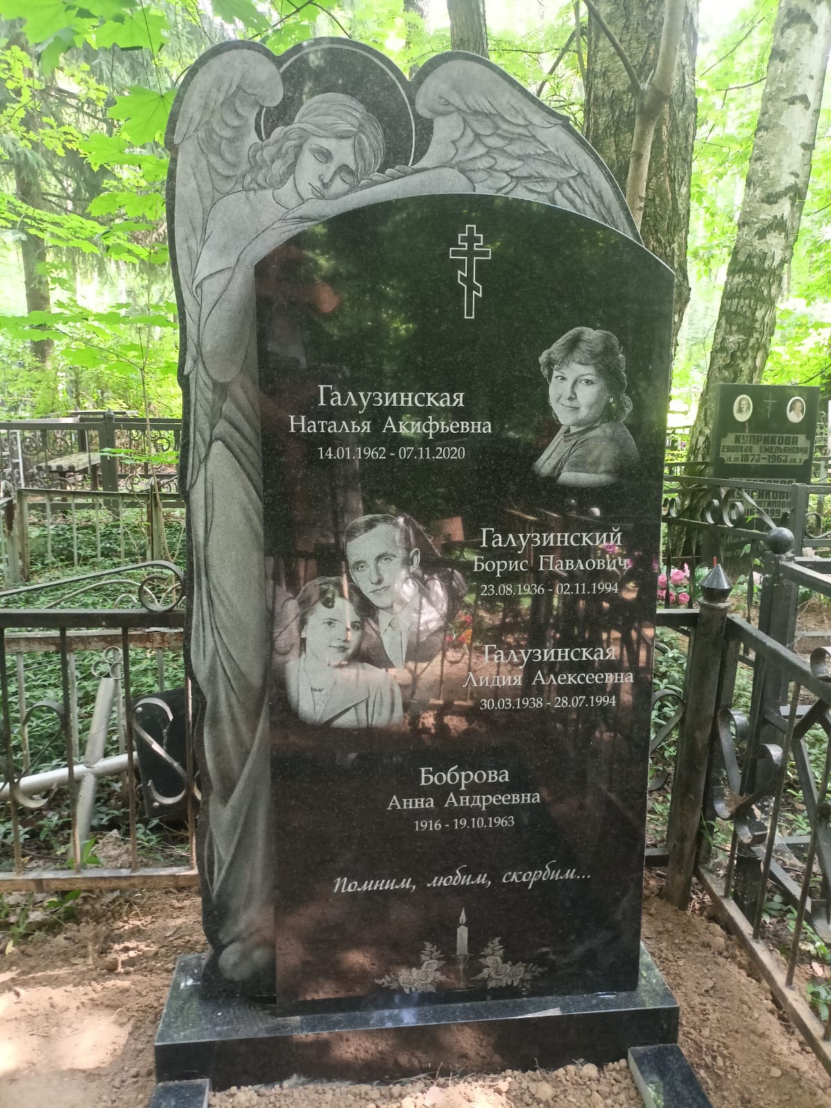 Свечи с розами на семейный памятник 92021