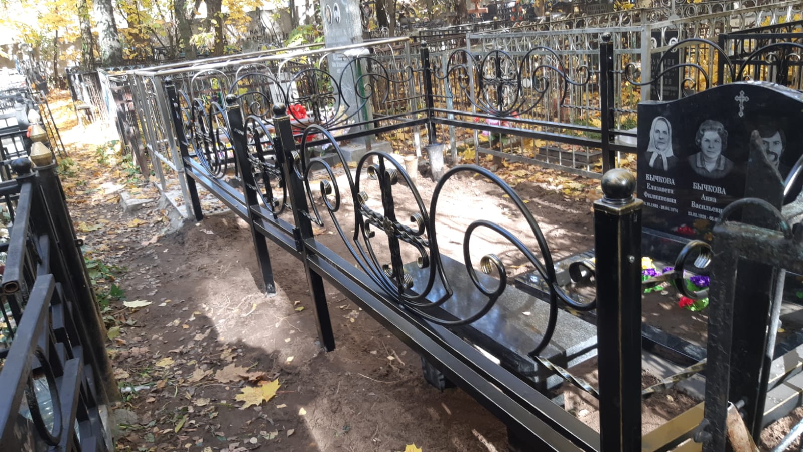 Кованая ограда с крестом 34032 на могилу