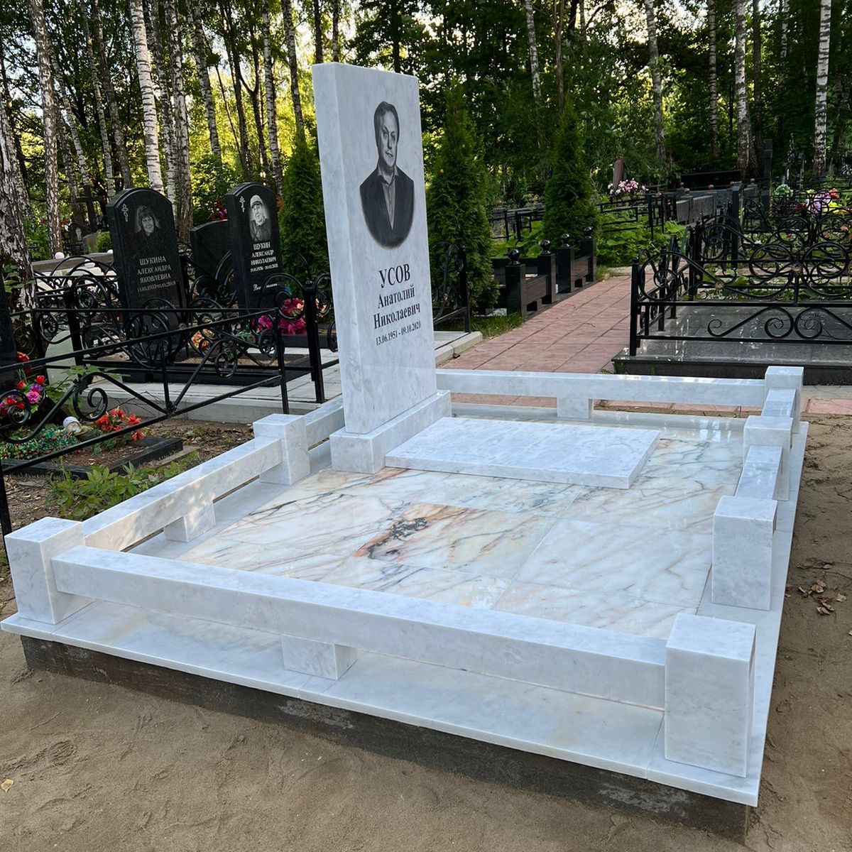 Барельеф на памятник из керамики