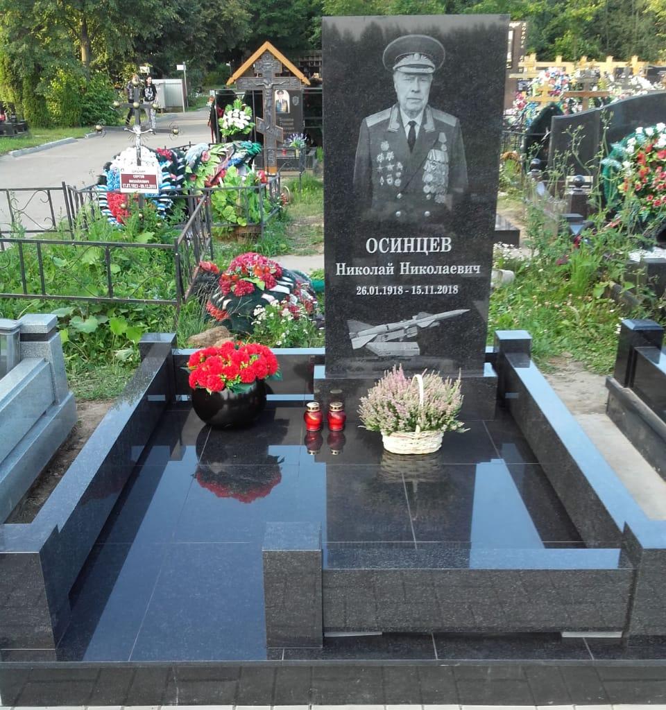 Цоколь с полосами гранитный на могилу 22109