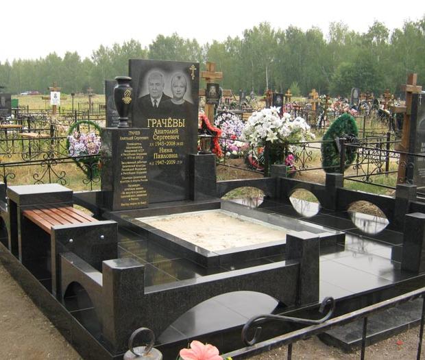 Цоколь со столиком и лавкой 22147