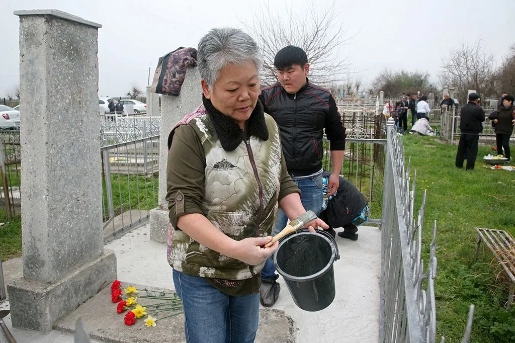 Посещение могилы на корейском кладбище