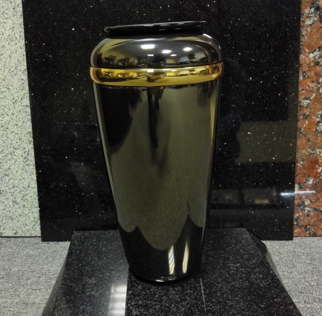 Вазочка черная на памятник 82138