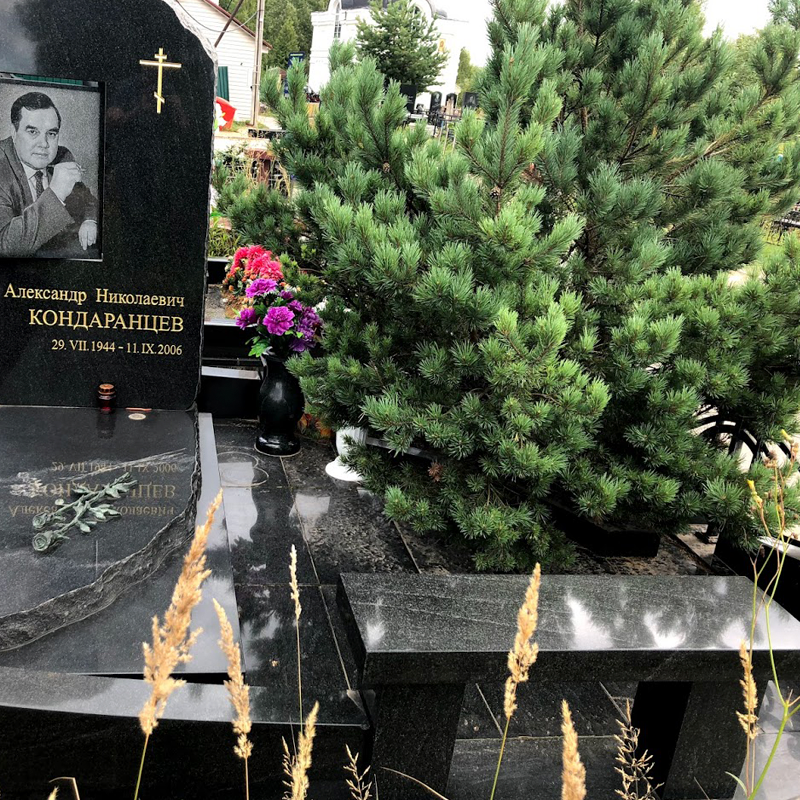 Скамейка из гранита ритуальная 51112